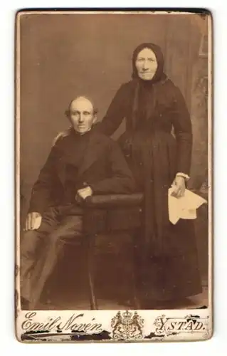 Fotografie Emil Noven, Ystad, Portrait betagtes Paar in hübscher Kleidung