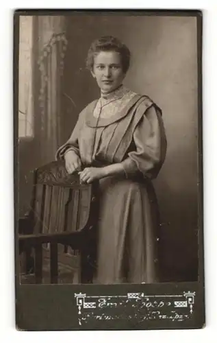 Fotografie Emil Hoppe, Hartmannsdorf i. S., Portrait wunderschöne junge Frau im hübschen Kleid