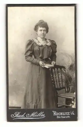 Fotografie Rud. Müller, Rochlitz i. S., Portrait wunderschönes Fräulein mit besticktem Kleiderkragen