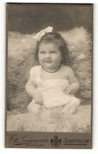 Fotografie Otto Grasemann, Schopfheim, Portrait lachendes kleines Mädchen mit Haarschleife und Halskette