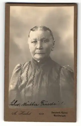 Fotografie A. Hackel, Deutsch-Gabel, Portrait betagte Dame mit zurückgebundenem Haar