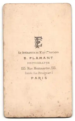 Fotografie E. Flamant, Paris, Portrait stattlicher Herr mit Schnurrbart und Fliege im Anzug