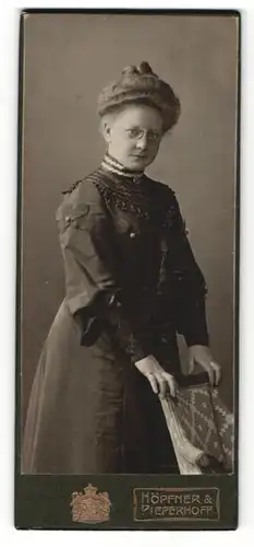 Fotografie Höpfner & Pieperhoff, Halle a. S., Portrait hübscge Dame mit Zwicker und Dutt