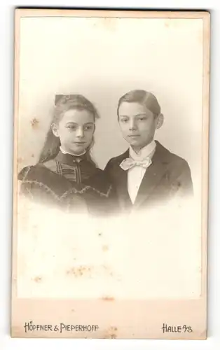 Fotografie Höpfner & Pieperhoff, Halle a. S., Portrait niedlches Kinderpaar in eleganter Kleidung