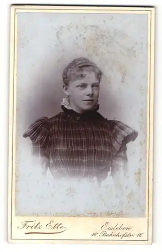 Fotografie Fritz Ette, Eisleben, Portrait blondes Fräulein in prachtvoll geraffter Bluse