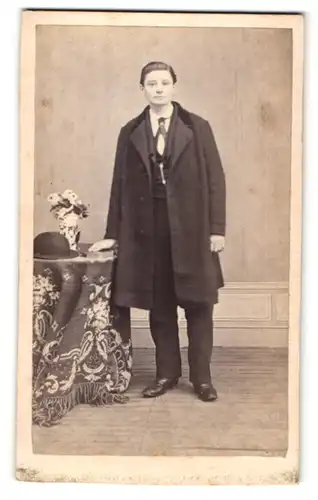 Fotografie Fotograf & Ort unbekannt, Portrait junger Herr im Anzug mit Mantel