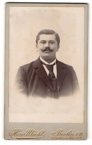 Fotografie Hans Utecht, Berlin, Portrait eleganter Herr mit Zwirbelbart im Anzug