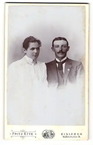 Fotografie Fritz Ette, Eisleben, Portrait elegant gekleidetes Paar