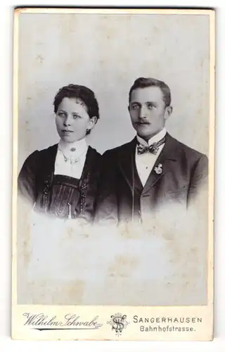 Fotografie Wilhelm Schwabe, Sangerhausen, Portrait elegant gekleidetes junges Paar