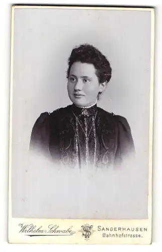 Fotografie Wilhelm Schwabe, Sangerhausen, Portrait dunkelhaarige junge Frau mit Brosche und Halskette