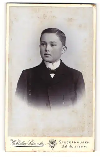 Fotografie Wilhelm Schwabe, Sangerhausen, Portrait dunkelhaariger Bube in Fliege und Jackett