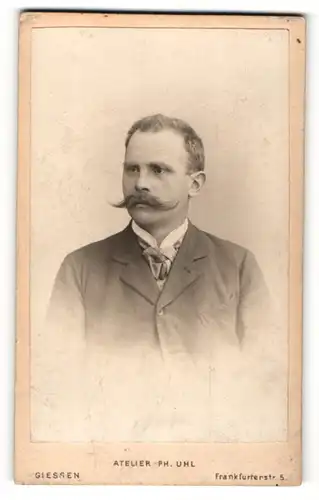 Fotografie Ph. Uhl, Giessen, Portrait junger Mann mit Schnurrbart im Anzug