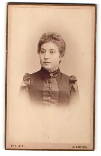 Fotografie Ph. Uhl, Giessen, Portrait hübsche Dame mit lockigem Haar