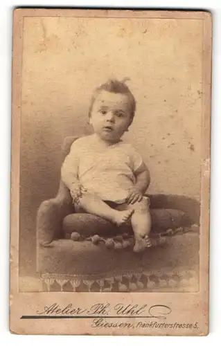 Fotografie Ph. Uhl, Giessen, Portrait bezaubernder kleiner Junge im weissen Hemdchen