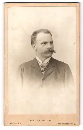 Fotografie Ph. Uhl, Giessen, Portrait charmanter junger Mann mit Schnurrbart im Anzug