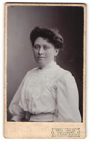Fotografie Hans Kröger, Flensburg, Portrait brünette junge Schönheit mit Dutt