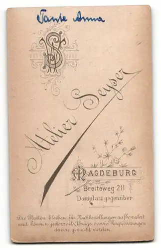 Fotografie Atelier Seyser, Magdeburg, Portrait bezaubernde junge Schönheit mit Brosche und Halskette