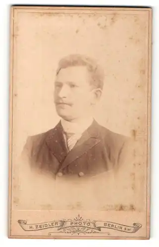 Fotografie H. Zeidler, Berlin, Portrait junger hübscher Mann in Krawatte und Jackett