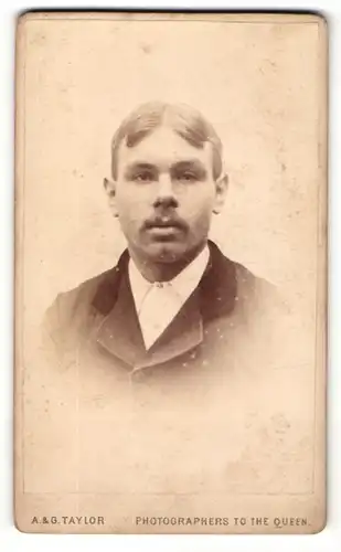 Fotografie A. & G. Taylor, Leeds, Portrait junger Mann mit Mittelscheitel