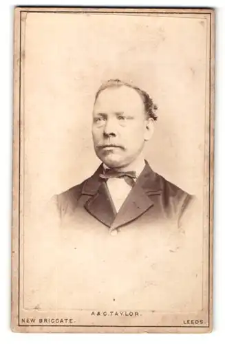 Fotografie A. & G. Taylor, Leeds, Portrait älterer Herr mit zurückgekämmtem Haar