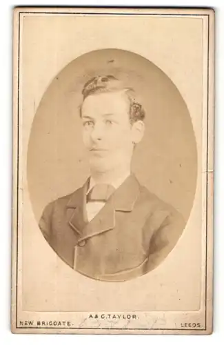 Fotografie A. & G. Taylor, Leeds, Portrait junger Herr mit zeitgenöss. Frisur