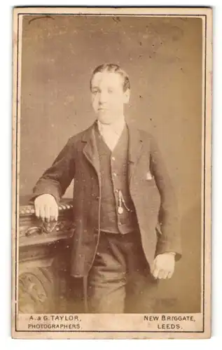 Fotografie A. & G. Taylor, Leeds, Portrait junger Mann in zeitgenöss. Kleidung