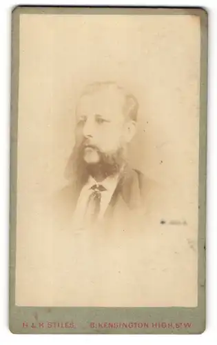 Fotografie H. & R. Stiles, London-W, Portrait Herr mit Backenbart