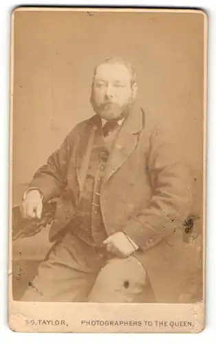 Fotografie A. & G. Taylor, Birmingham, Portrait Herr mit Bart in Anzug