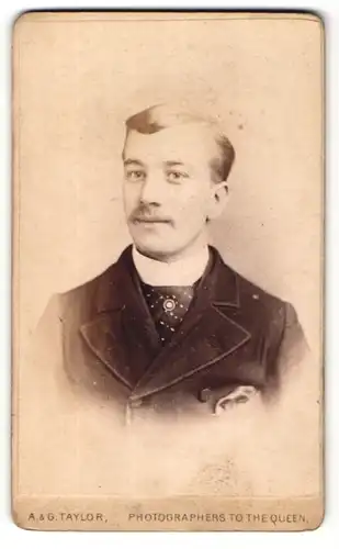 Fotografie A. & G. Taylor, Birmingham, Portrait junger Herr in Anzug mit Krawatte