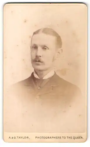 Fotografie A. & G. Taylor, Birmingham, Portrait Herr mit Mittelscheitel und Favoris