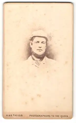 Fotografie A. & G. Taylor, Birmingham, Portrait Mann mit Kinnbart und Mütze