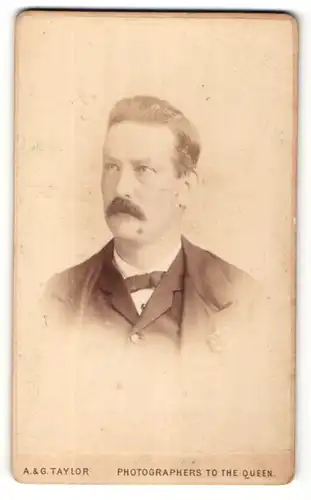 Fotografie A. & G. Taylor, Birmingham, Portrait Mann mit Schnauzbart in Anzug