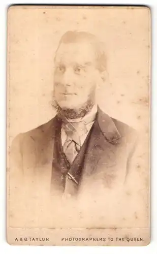 Fotografie A. & G. Taylor, Birmingham, Portrait Herr mit Kinnbart in Anzug mit Krawatte