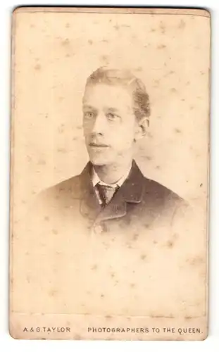 Fotografie A. & G. Taylor, Birmingham, Portrait junger Mann mit zurückgekämmtem Haar