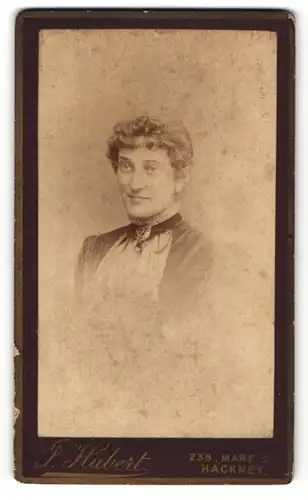 Fotografie J. Hubert, Hackney, Portrait junge Frau mit zeitgenöss. Frisur