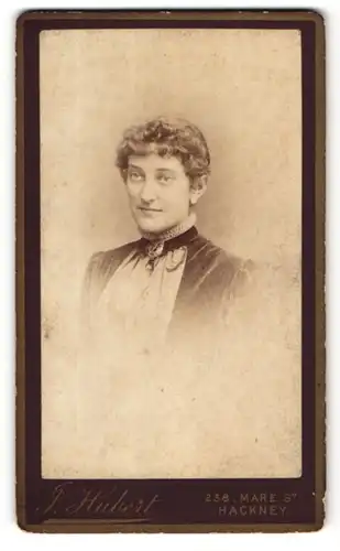 Fotografie J. Hubert, Hackney, Portrait junge Dame mit zeitgenöss. Frisur