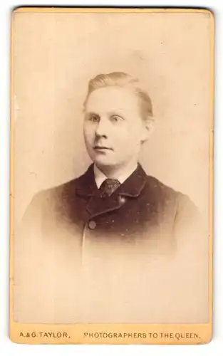 Fotografie A. & G. Taylor, Birmingham, Portrait junger Mann mit zurückgekämmtem Haar