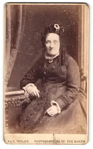 Fotografie A. & G. Taylor, Birmingham, Portrait ältere Dame in Kleid mit Kopfputz