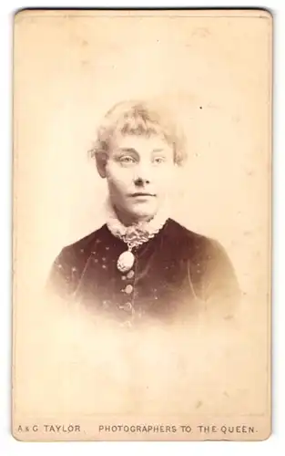 Fotografie A. & G. Taylor, Birmingham, Portrait Mädchen in festlicher Kleidung