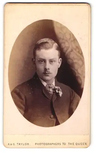 Fotografie A. & G. Taylor, Birmingham, Portrait junger Herr mit zeitgenöss. Frisur und Oberlippenbart