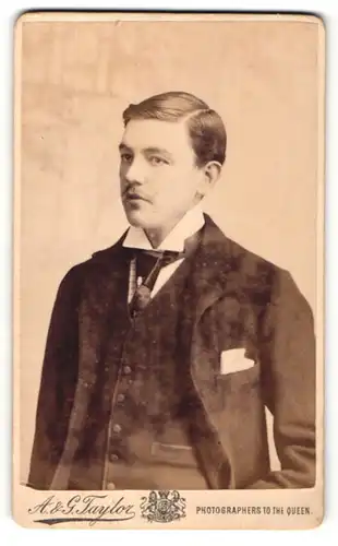 Fotografie A. & G. Taylor, Birmingham, Portrait junger Herr in Anzug mit Hemd mit Stehkragen