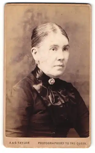 Fotografie A. & G. Taylor, Birmingham, Portrait Dame mit streng zusammengebundenem Haar