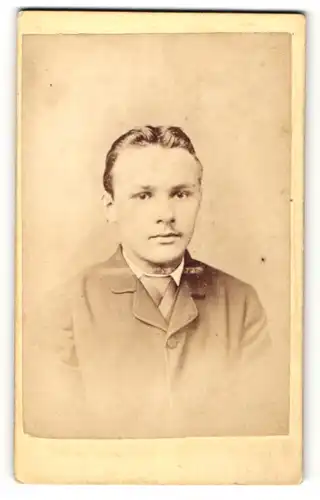Fotografie C. J. Thompson, Norwich, Portrait bürgerlicher Herr im Anzug mit Krawatte
