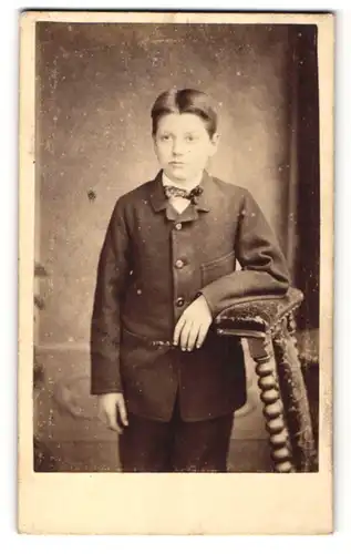 Fotografie C. J. Thompson, Norwich, Portrait halbwüchsiger Knabe im Anzug mit Fliege
