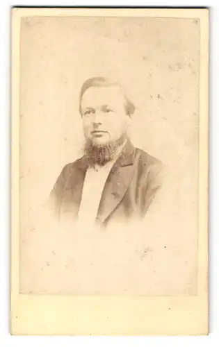 Fotografie C. J. Thompson, Norwich, Portrait bürgerlicher Herr im Anzug mit Bart