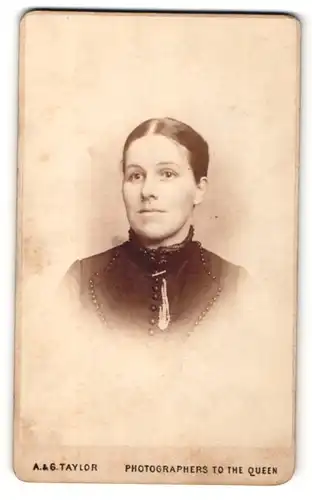 Fotografie A. & G. Taylor, Carlisle, Portrait bürgerliche Dame mit zurückgebundenem Haar