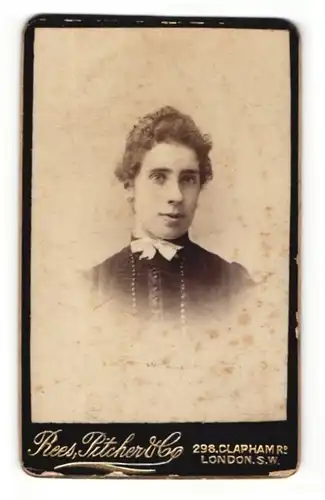 Fotografie Rees Pitcher & Co, London-SW, Portrait junge Dame in hübscher Kleidung mit Kragenschleife