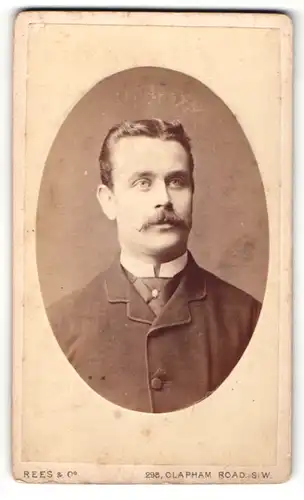 Fotografie Rees & Co, London-SW, Portrait bürgerlicher Herr im Anzug mit Krawatte und Schnauzbart