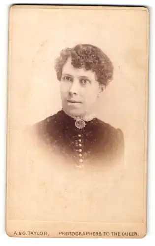 Fotografie A. & G. Taylor, London, Portrait bürgerliche Dame mit Locken und Kragenbrosche