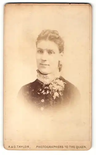 Fotografie A. & G. Taylor, London, Portrait junge Dame in hübscher Kleidung mit Ansteckblumen